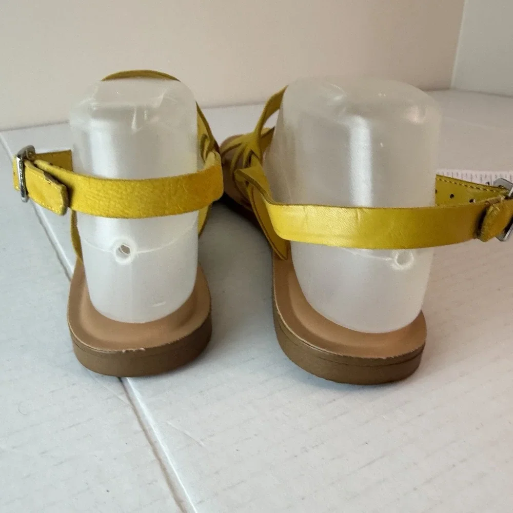 Gianni Bini Women's Flat Yellow Leather Strapy Sandals 8.5M Beach Vacation‎